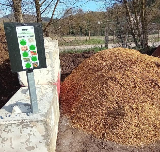 Broyat de jeunes pousses à disposition à la déchetterie de Saint-Affrique