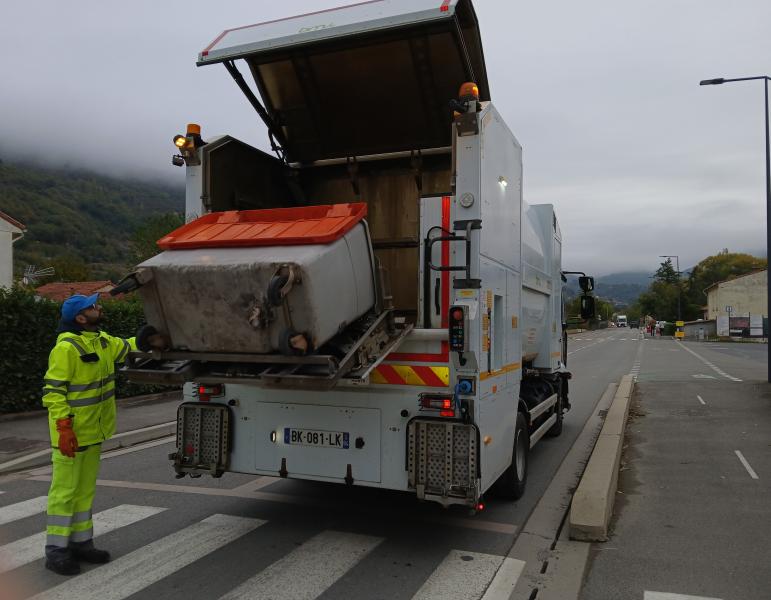Les conteneurs à ordures ménagères passent à la machine