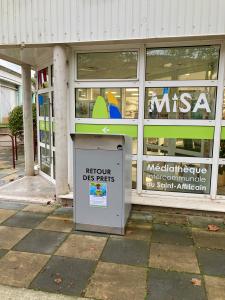La boîte pour rendre les livres est située à l'extérieur de la MISA.