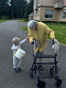 Partage d'impressions entre petit et ainée.