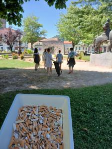 Les collégiens de Foch au jardin public : quelle récolte dont on pourrait se passer !.
