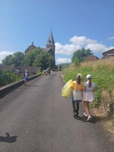 Nettoyage des rues de Saint-Izaire par les écoliers.