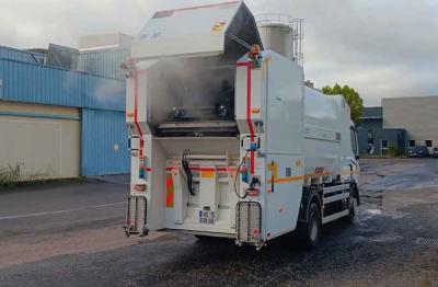 Le camion nettoie entièrement les conteneurs poubelles.