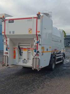 Une fois le nettoyage terminé, le conteneur est redéposé sur le sol et le camion continue le lavage avec d'autres conteneurs..