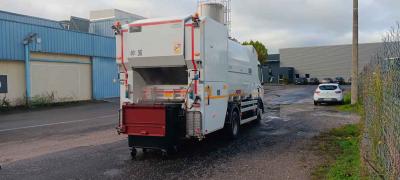 Ce camion a pour mission de nettoyer les conteneurs poubelles de façon automatisée.