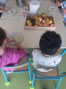 Le plaisir de cuisiner avant de déguster les biscuits : ici préparation des fruits.
