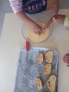Les plus grands élèves de Vabres ont préparé du pain perdu.
