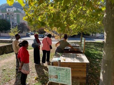 Au quai à Saint-Affrique, rencontre sur le tri devant les bacs de compost.