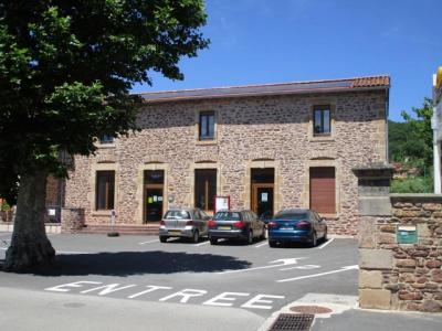 L'accueil se fera à l'étage de la maison des services .